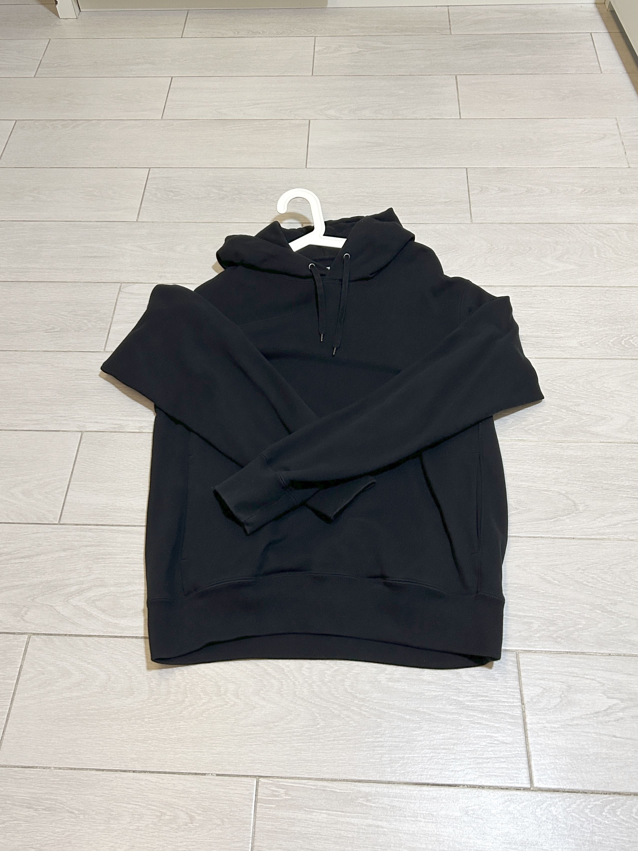 Uniqlo black deals hoodie mens