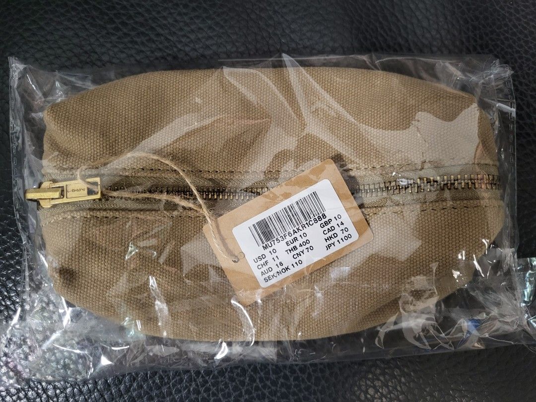 Brandy Melville pencil bag, 興趣及遊戲, 書本& 文具, 雜誌- Carousell