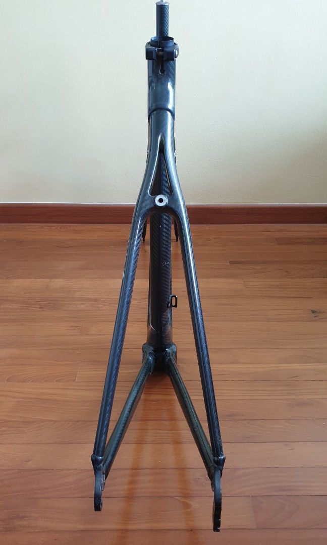 Genuine Colnago E1 Frameset & More (Category: Bicycles) located in Singapore. Submitted by buy-o-logy (Listing ID 1273772676, Image 7). Description: a) Size 57 Colnago E1 Frameset b) Colnago Star Fork (uncut) c) Chris King headset d) Shimano Durace bottom bracket e) MOST handlebar The Colnago E1 is a beautiful frame to ride. It's a piece of high end Italian craftsmanship. Colnago came up with the E-1 as a bicycle that could give power guys a Coln