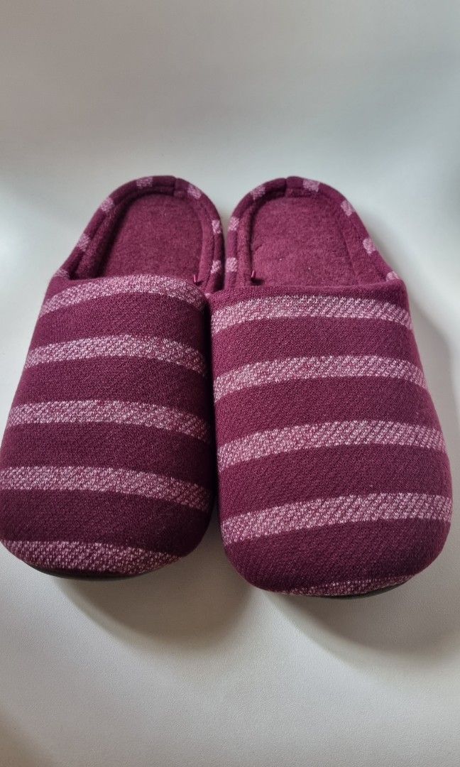 Maroon slippers top