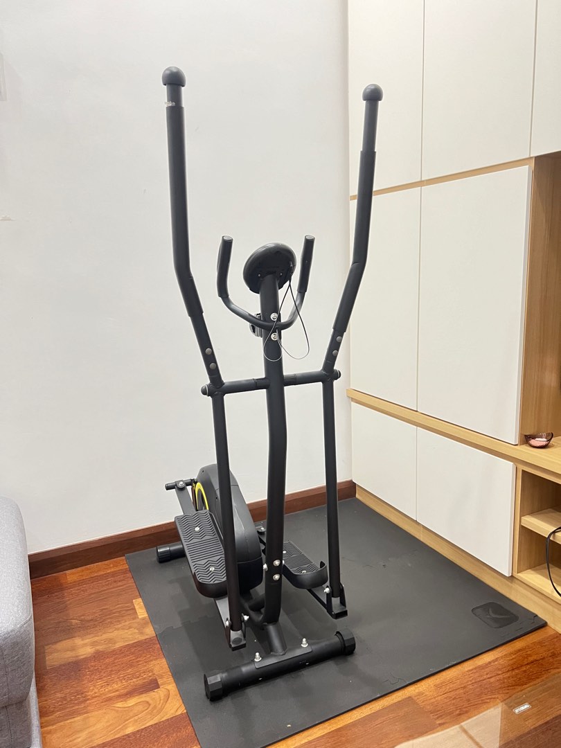 Elliptical Machine c/w rubber mat, Sports Equipment, Exercise & Fitness