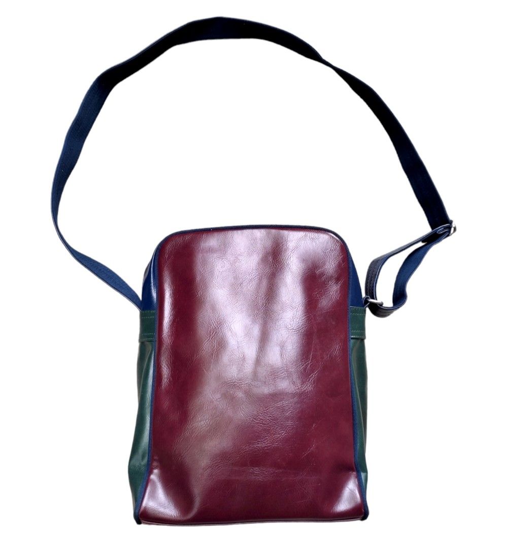Fred perry - flight bag (Category: Sling Bags) located in Quezon City. Submitted by cyborgph (Listing ID 1273813969, Image 2). Description: fred perry flight bag in excellent to as new condition tricolor- blue briwn green no flaws large frame.
