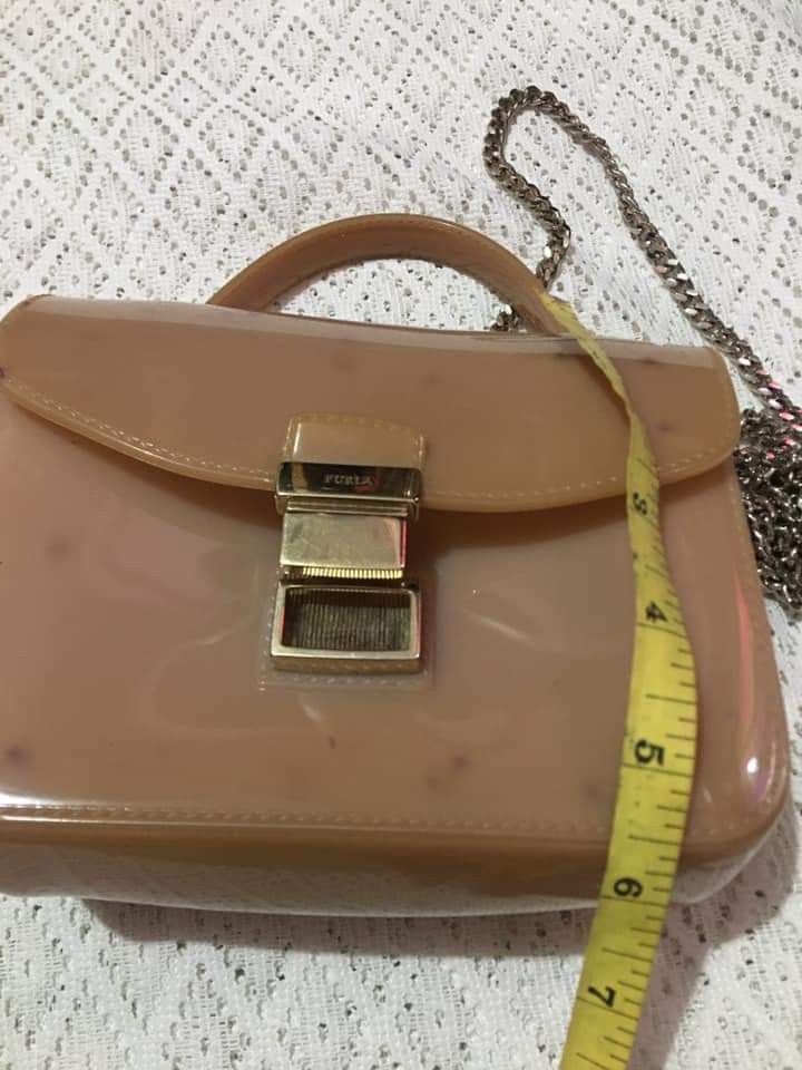 Furla Mini Jelly Bag (Category: Luxury Bags & Wallets) located in Santa Cruz. Submitted by cedrick17 (Listing ID 1273936411, Image 3). Description: sis personal preloved bought 10k selling 1,500 authentic minor issue : -slight fade sa gold hardware -stain sa back po nadikit sa ibang bags -NO DAMAGE AS IS GCASH + SF NO COD.