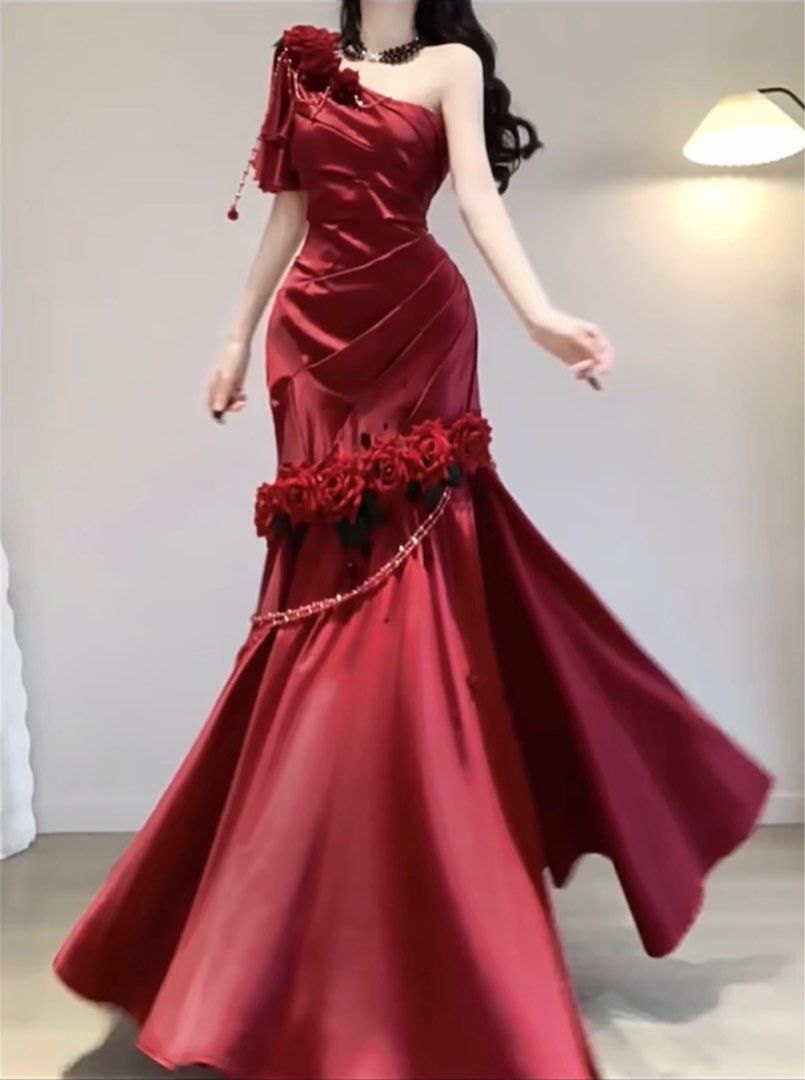 Red flowy hotsell prom dress