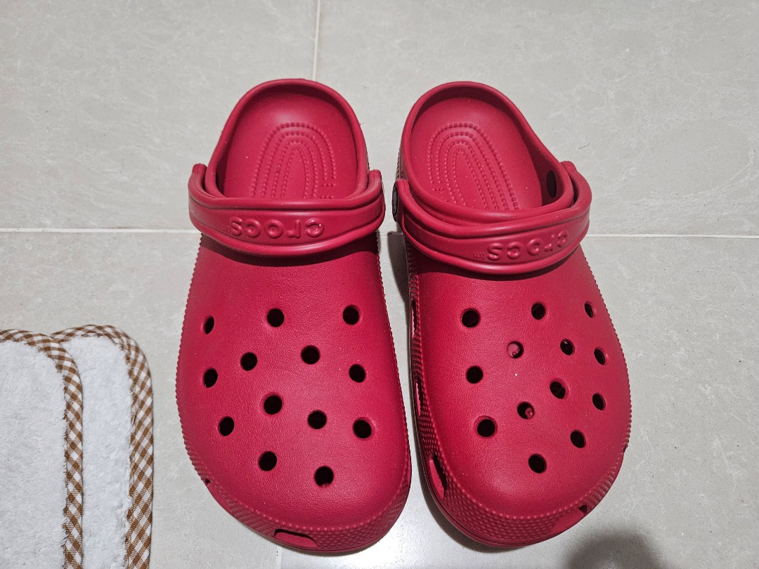 Bright red sale crocs