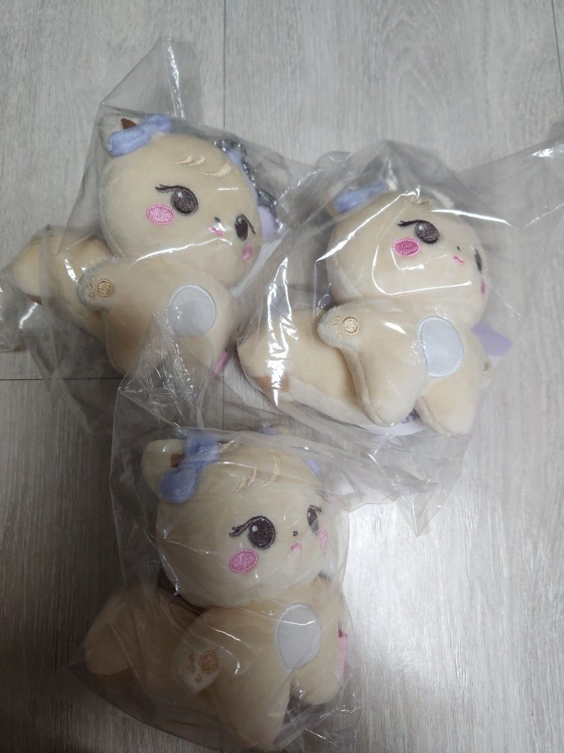 ROSE ROSIE BLACKPINK CHARACTER PLUSHIE KEYCHAIN, Hobbies & Toys