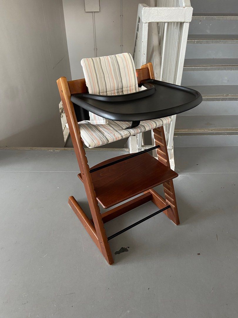 Stokke high chair online walnut