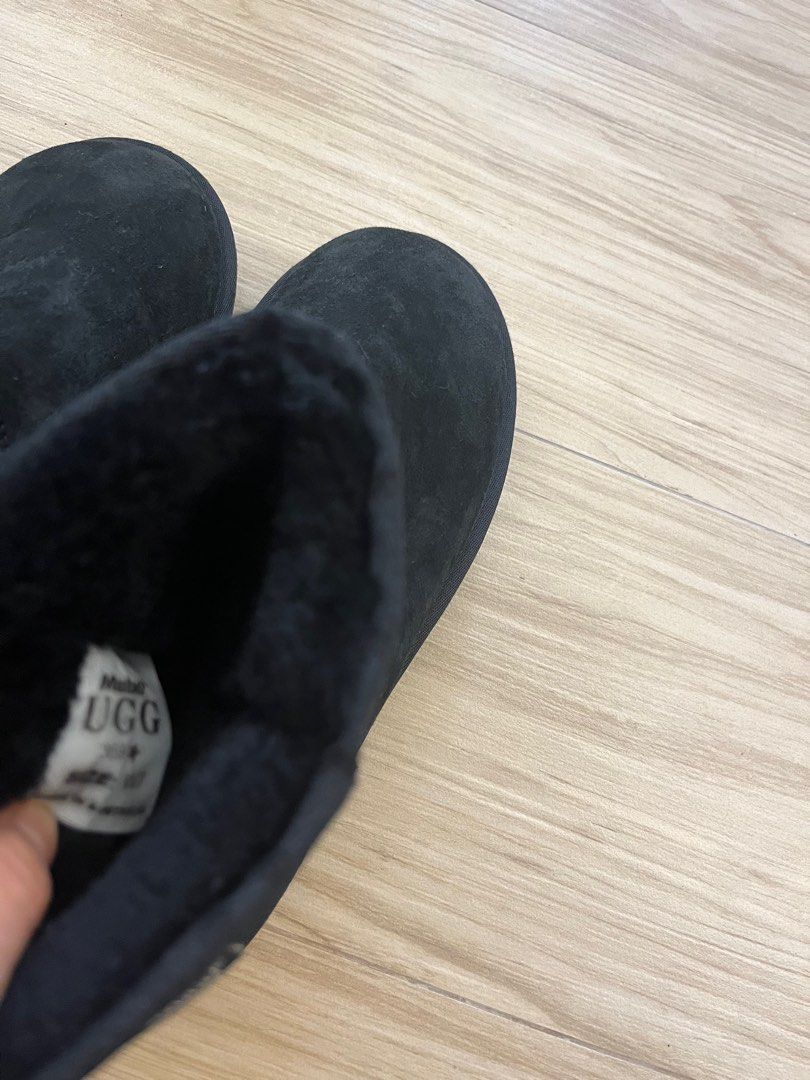 UGG （分類：靴）位於 Hong Kong。 由 bellcheung613 提交（商品編號 1273788291，圖片 3）。簡介： 7碼Ugg購於澳洲全新毛毛靴, 已做鞋底防滑加固。