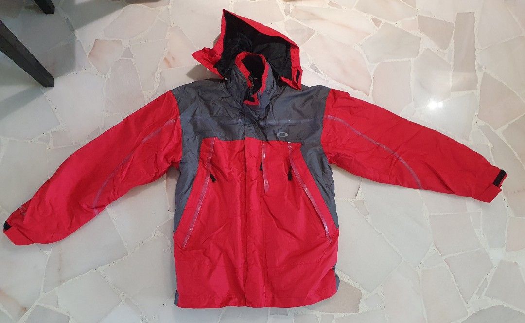Winter Jacket (Category: Travel Essentials & Accessories) located in Singapore. Submitted by andrewchia36 (Listing ID 1273797828, Image 1). Description: For Sale but not for fussy buyer. SIZE M Free Gloves to go with it..