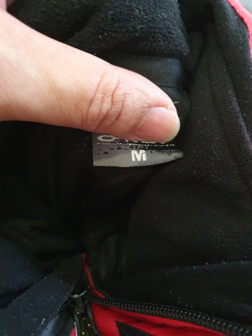 Winter Jacket (Category: Travel Essentials & Accessories) located in Singapore. Submitted by andrewchia36 (Listing ID 1273797828, Image 3). Description: For Sale but not for fussy buyer. SIZE M Free Gloves to go with it..