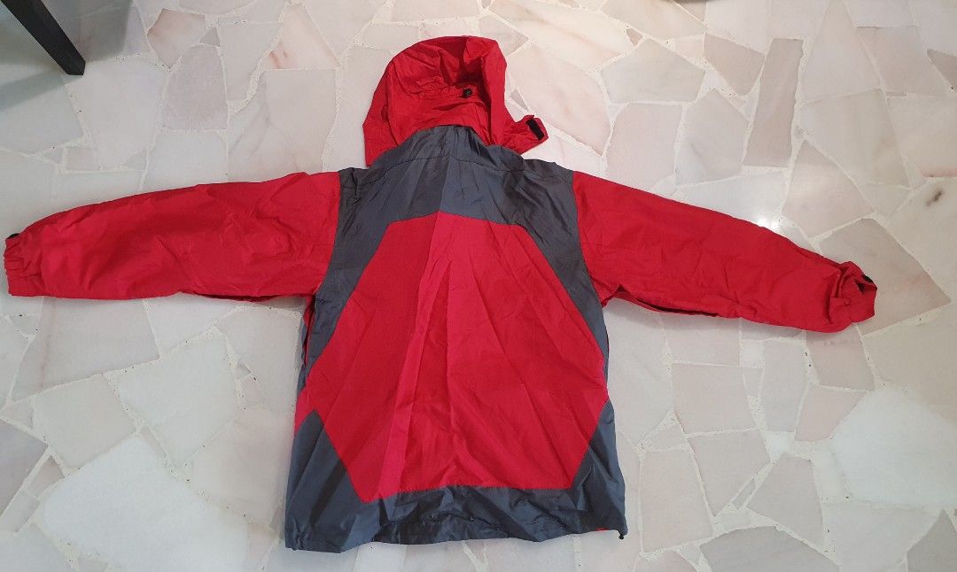 Winter Jacket (Category: Travel Essentials & Accessories) located in Singapore. Submitted by andrewchia36 (Listing ID 1273797828, Image 2). Description: For Sale but not for fussy buyer. SIZE M Free Gloves to go with it..