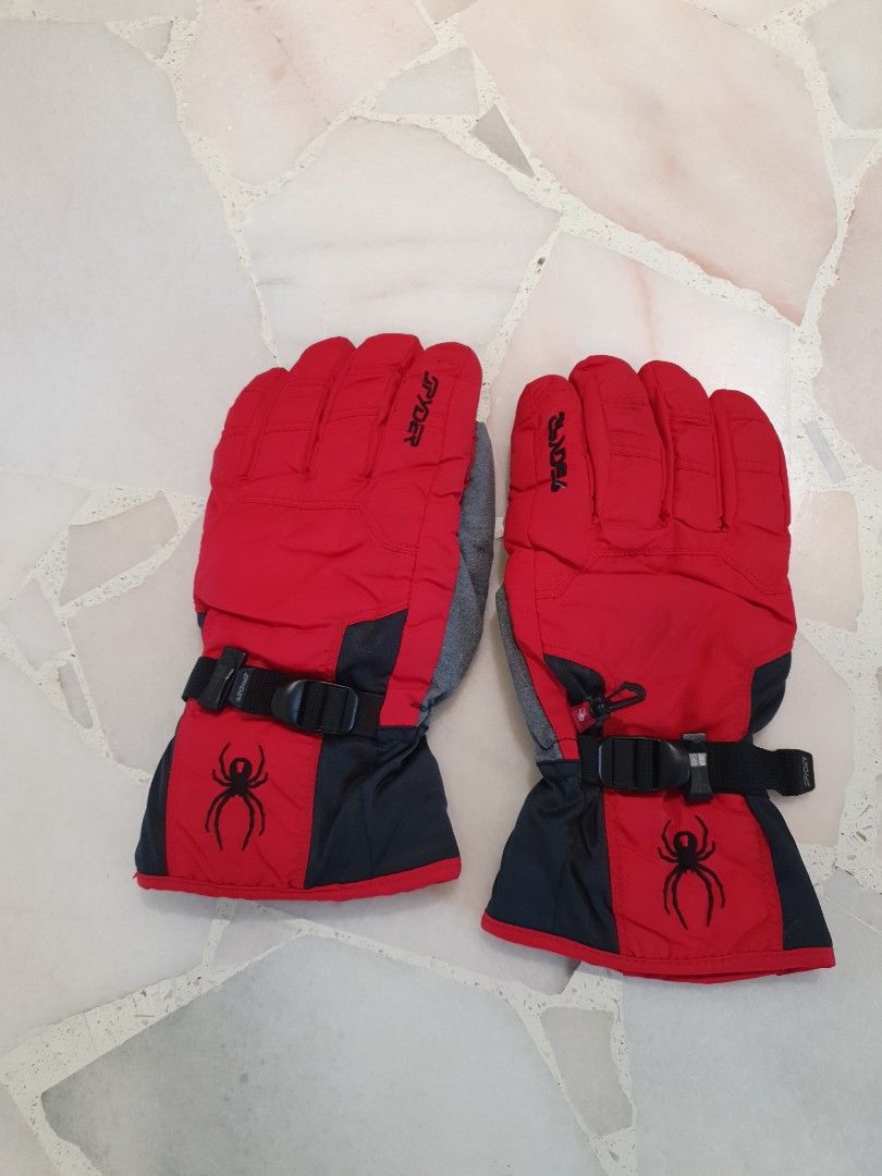 Winter Jacket (Category: Travel Essentials & Accessories) located in Singapore. Submitted by andrewchia36 (Listing ID 1273797828, Image 4). Description: For Sale but not for fussy buyer. SIZE M Free Gloves to go with it..