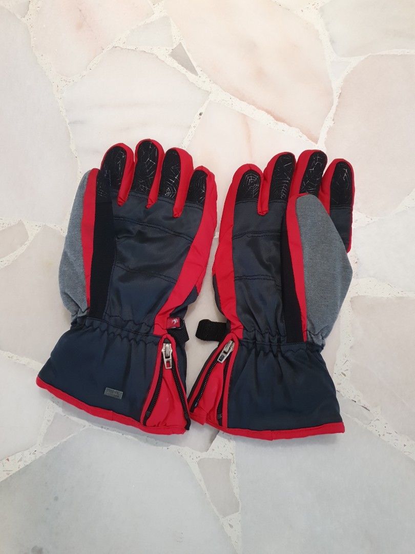 Winter Jacket (Category: Travel Essentials & Accessories) located in Singapore. Submitted by andrewchia36 (Listing ID 1273797828, Image 5). Description: For Sale but not for fussy buyer. SIZE M Free Gloves to go with it..