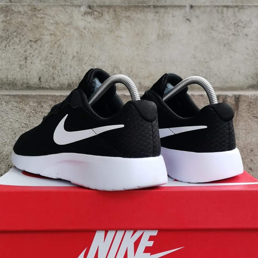 Nike tanjun vegan top
