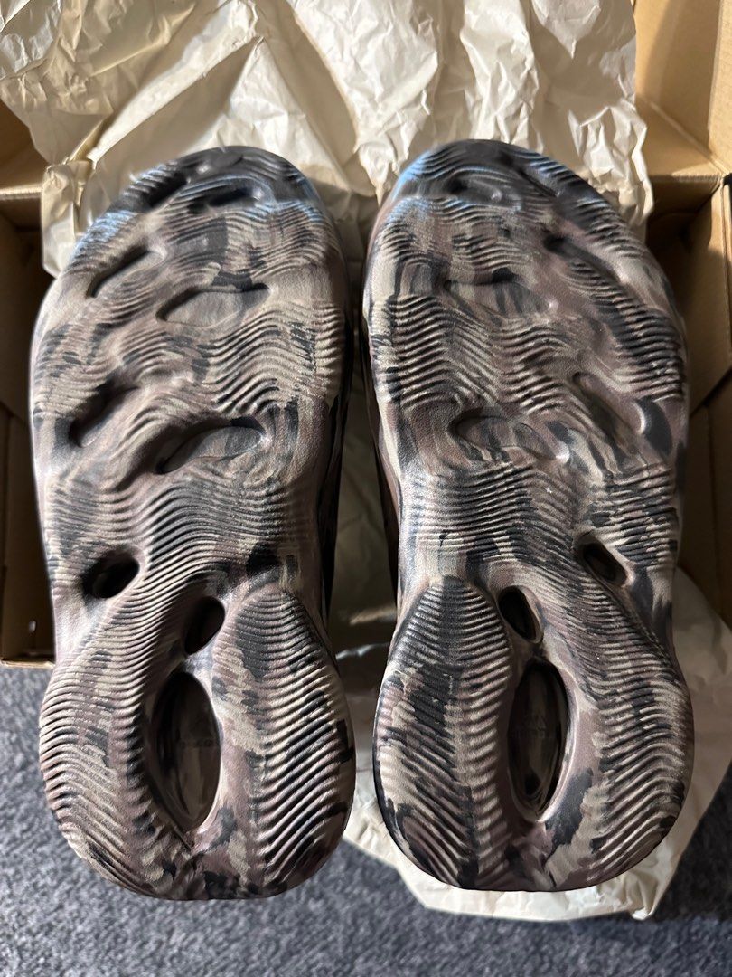 ADIDAS Yeezy Foam RNR MX Cinder 黑炫彩黑藍迷彩拖鞋, 他的時尚, 鞋