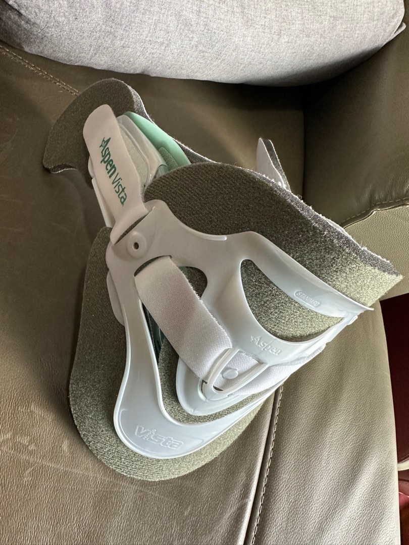 Aspen Vista Neck Brace, Health & Nutrition, Braces, Support & Protection on Carousell