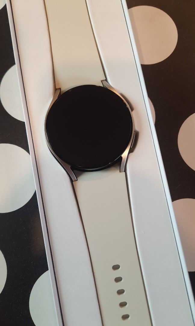 Brand New Samsung Watch 6 40mm Bluetooth Gold Mobile Phones