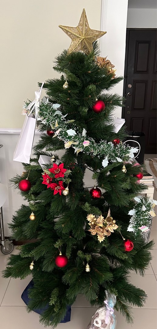 Christmas tree, Furniture & Home Living, Home Decor, Other Home Decor on Carousell