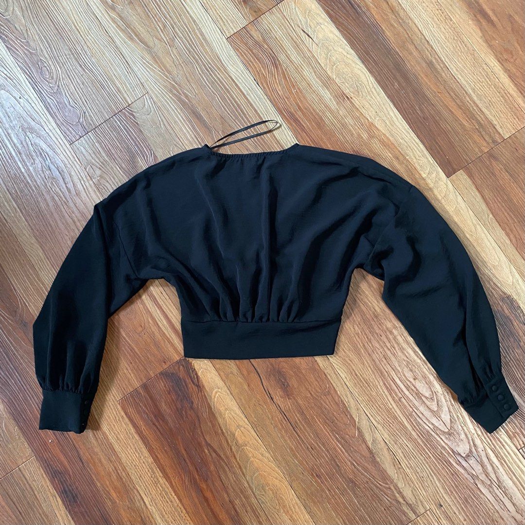 Forever 21 Black Longsleeves (Category: Longsleeves) located in Makati City. Submitted by soobjny (Listing ID 1274083892, Image 2). Description: .