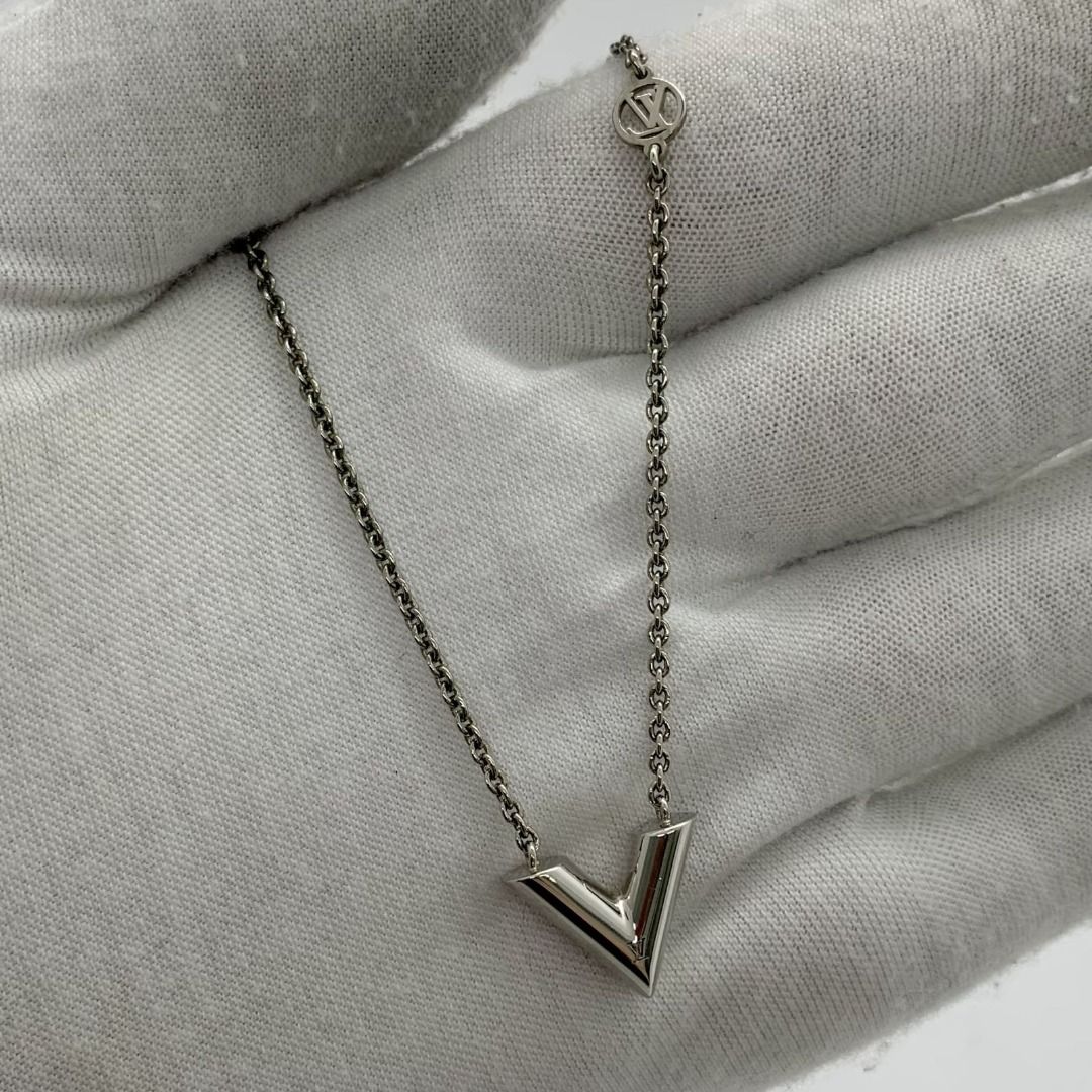 Louis vuitton outlet v necklace silver
