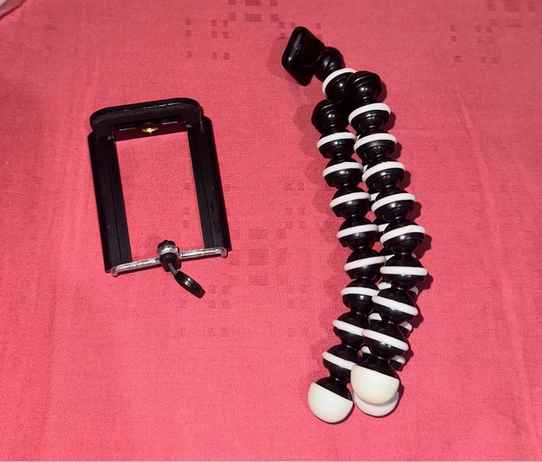 Mini Tripod for Smartphones (Category: Tripods & Monopods) located in Quezon City. Submitted by jannaht (Listing ID 1273957620, Image 1). Description: DM if interested Rfs: I do not use tripods, it would be a waste to keep it and not use it.