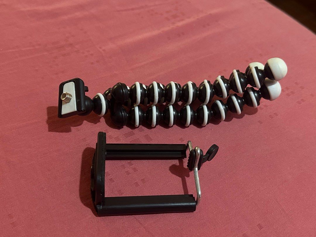 Mini Tripod for Smartphones (Category: Tripods & Monopods) located in Quezon City. Submitted by jannaht (Listing ID 1273957620, Image 2). Description: DM if interested Rfs: I do not use tripods, it would be a waste to keep it and not use it.