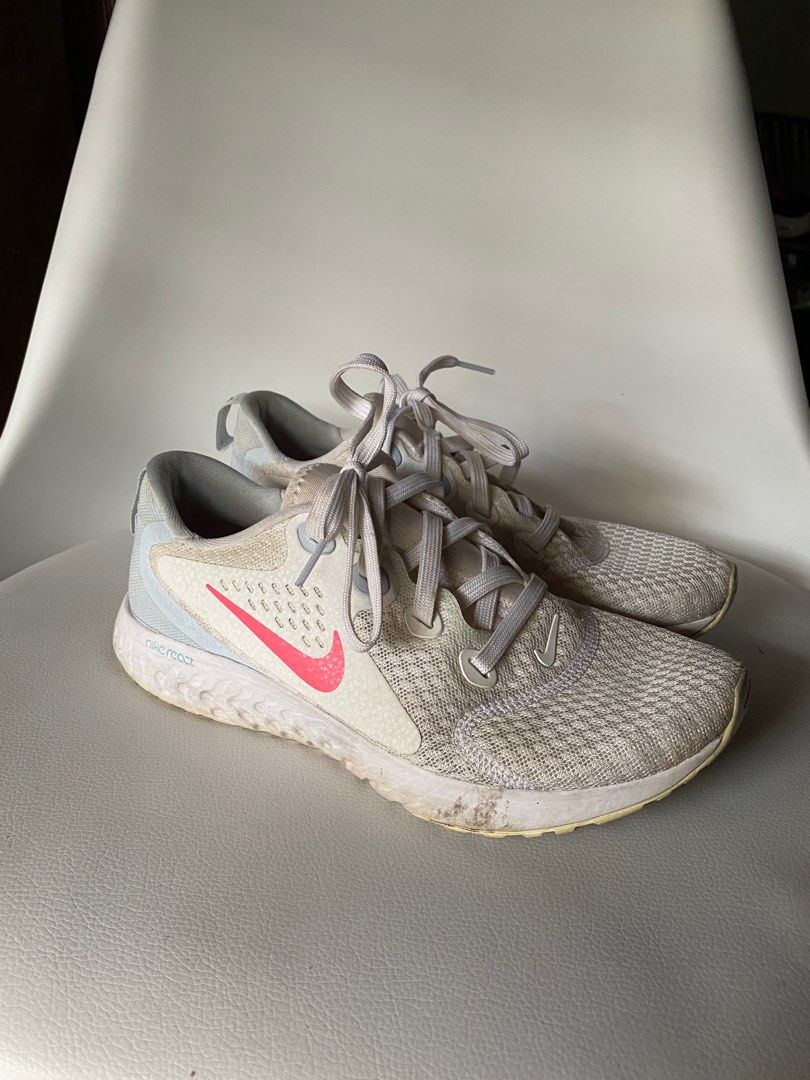 NIKE SHOES (Category: Sneakers) located in Marikina City. Submitted by daze_studio_ (Listing ID 1273966575, Image 1). Description: .