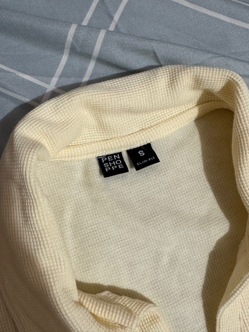 Penshoppe cropped waffle knit polo (Category: Blouses) located in Guimba. Submitted by _thrift_things_ (Listing ID 1274143997, Image 3). Description: Bought for ₱549 Size: Small (semi fit) Used once only (super like new) ✨.