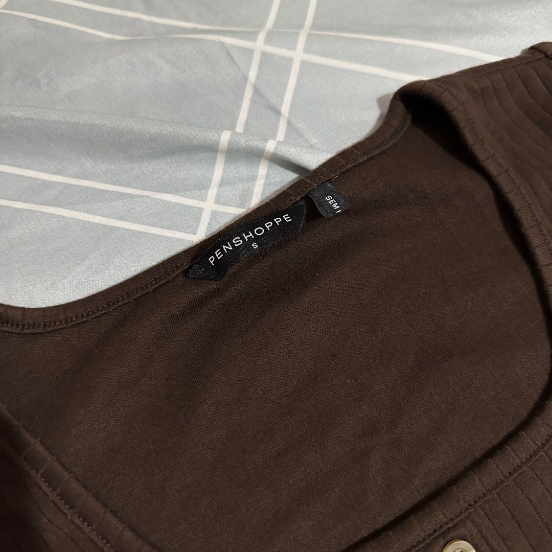 Penshoppe square neck ribbed knit top (Category: Blouses) located in Guimba. Submitted by _thrift_things_ (Listing ID 1274145416, Image 3). Description: Bought for ₱599 RFS: Too large, I’m just XS Never used outside(sinukat lang).