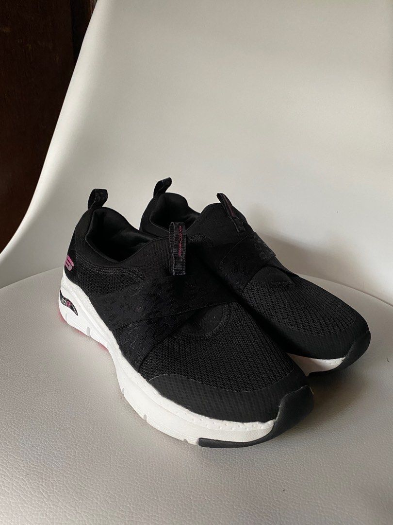 SKETCHERS ARCH-FIT (Category: Sneakers) located in Marikina City. Submitted by daze_studio_ (Listing ID 1273965733, Image 1). Description: .