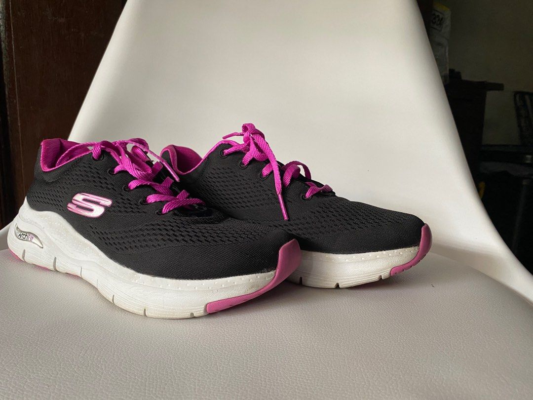 SKETCHERS SHOES (Category: Sneakers) located in Marikina City. Submitted by daze_studio_ (Listing ID 1273966774, Image 1). Description: No insoles .