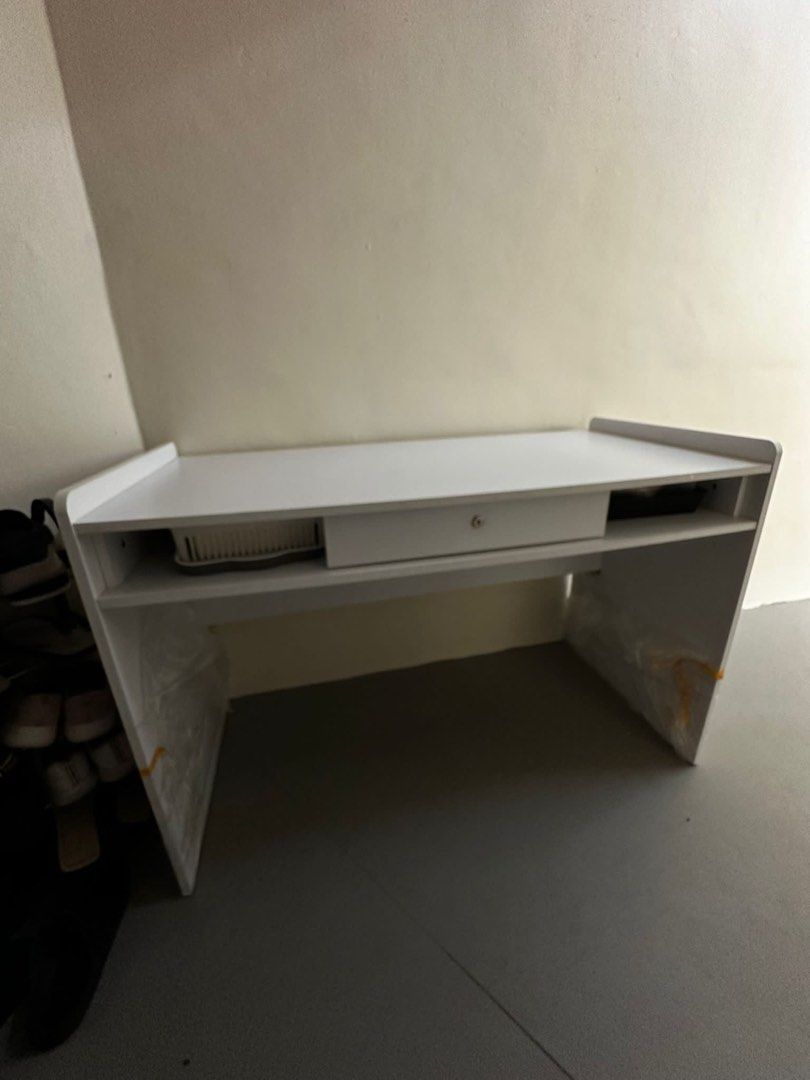 Table (Category: Tables & Sets) located in Singapore. Submitted by canvasartzstudio (Listing ID 1273948466, Image 3). Description: Hardly had anything on it or used the table before.
