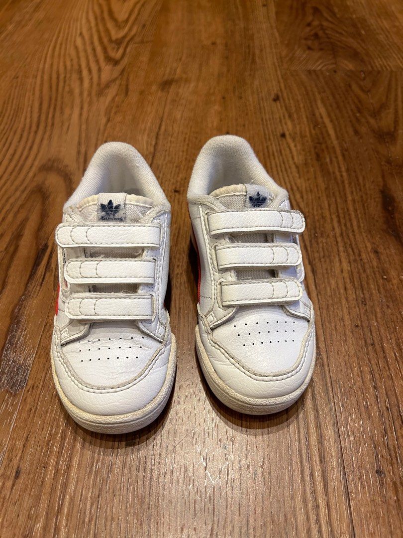 Adidas blanche a scratch top