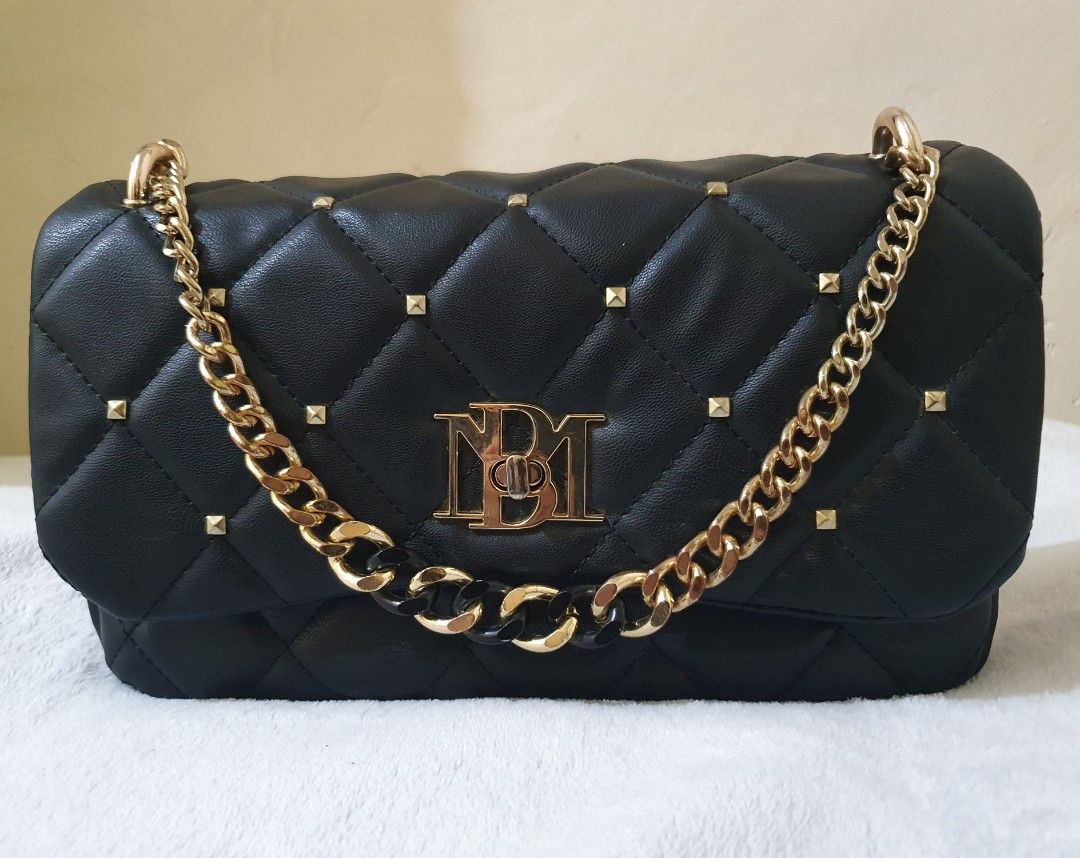 Badgley mishcka quilted handbag/sling (Category: Luxury Bags & Wallets) located in Guimba. Submitted by xeeeyaaaah (Listing ID 1274341815, Image 2). Description: about the bag: vegan leather dimensions- 10x6x2.5in no dust bag no long sling included very spacious lock: twist to open once used.