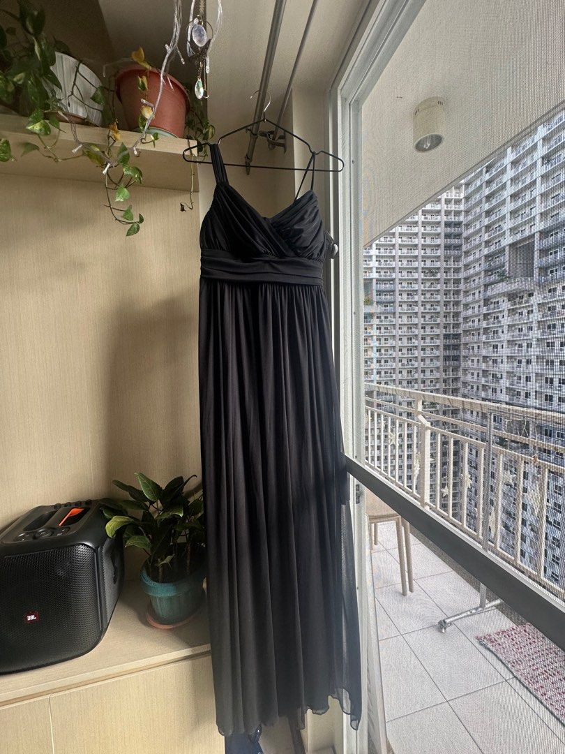 black evening gown (Category: Evening dresses & gowns) located in Pasig City. Submitted by danda24 (Listing ID 1274281066, Image 1). Description: please read: 400 -for rent 1500- for sale used only once for an event best for small to semi mid frames classic black gown :).