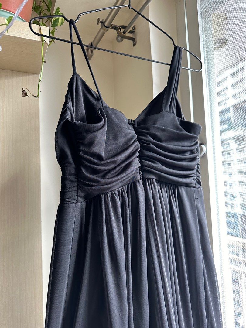 black evening gown (Category: Evening dresses & gowns) located in Pasig City. Submitted by danda24 (Listing ID 1274281066, Image 2). Description: please read: 400 -for rent 1500- for sale used only once for an event best for small to semi mid frames classic black gown :).
