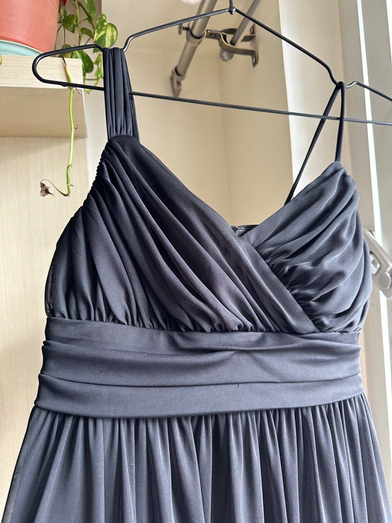 black evening gown (Category: Evening dresses & gowns) located in Pasig City. Submitted by danda24 (Listing ID 1274281066, Image 3). Description: please read: 400 -for rent 1500- for sale used only once for an event best for small to semi mid frames classic black gown :).