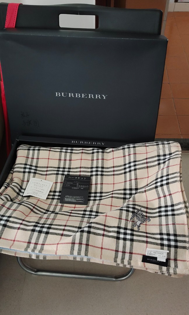 Burberry 毛巾140cm x 90cm, 名牌, 飾物及配件- Carousell