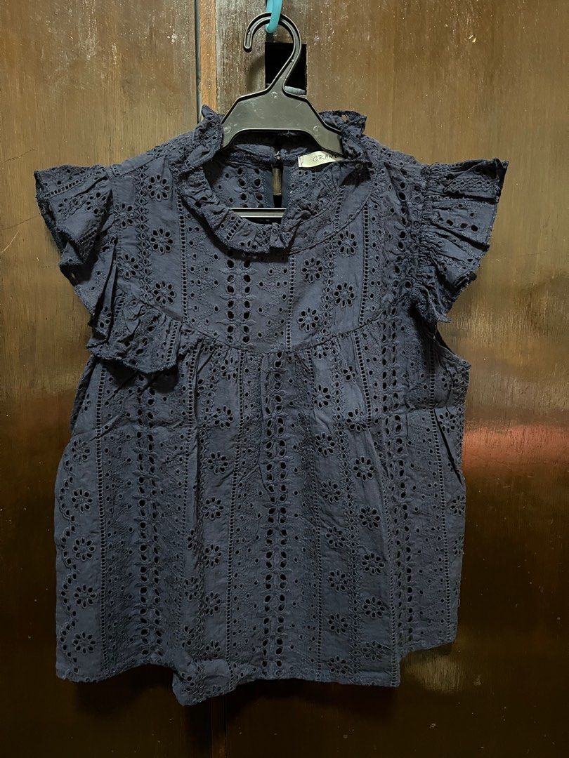 Casual Tops (Category: Others Tops) located in Quezon City. Submitted by peg905 (Listing ID 1274199548, Image 3). Description: Decluttering Blouses 2 items generic brands ( free ssize-fits M) 1 item Forme Brand- Size- Medium Selling it for P50.00 each.