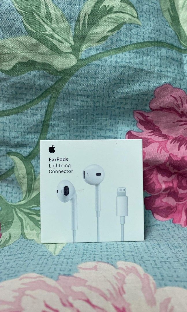 Earphone lightning connector (Category: Headphones & Headsets) located in Manila. Submitted by pricious (Listing ID 1274275645, Image 1). Description: ⭐ORIGINAL iPhone charger set ⭐ 12 pro max -650 13pro max -650 14pro max -650 ⭐CABLE ONLY ⭐ ‼️Type c to lightning 1M - 450 2M -550 ‼️USB to lightning 1M- 450 2M- 550 ‼️Type c to type c 1M -550 2M- 650 ‼️adapter only 20W- 550. 35W C+C - 799 35W(15promax )- 699 ‼️airpods lightning connector-950 ‼️no r