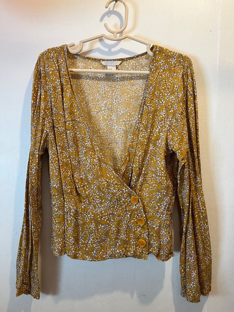 H&M Floral Yellow Blouse (Category: Blouses) located in Makati City. Submitted by joylemjnd (Listing ID 1274307967, Image 1). Description: Large on tag but can fit medium frame.