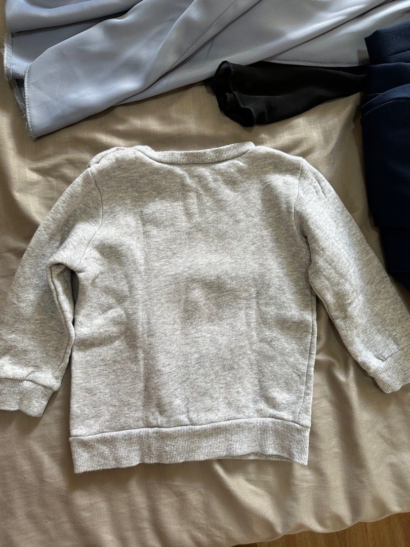 h&m gray sweater (Category: Babies & Kids Fashion) located in Pasig City. Submitted by danda24 (Listing ID 1274277924, Image 1). Description: used only once up to 1yo depende po sa size ni baby :).