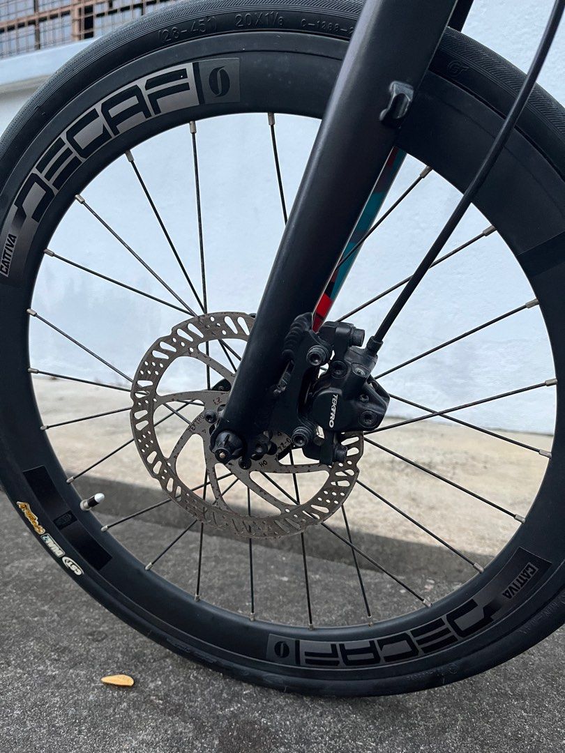Java CL2 (Category: Bicycles) located in Singapore. Submitted by ana_97 (Listing ID 1274266416, Image 4). Description: Certain parts of the bike are rusty (eg. screws, disc, chain) Shimano Sora Gear Shift Tektro brakes .