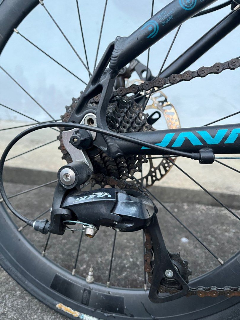 Java CL2 (Category: Bicycles) located in Singapore. Submitted by ana_97 (Listing ID 1274266416, Image 8). Description: Certain parts of the bike are rusty (eg. screws, disc, chain) Shimano Sora Gear Shift Tektro brakes .