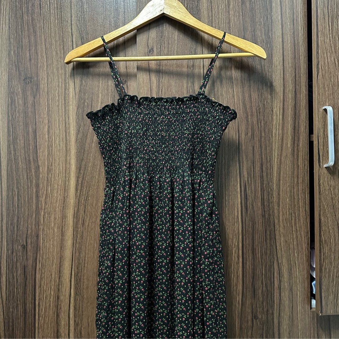 Joie & I black floral smocked chiffon maxi dress (Category: Dresses) located in San Simon. Submitted by mariellepangilinan (Listing ID 1274334795, Image 2). Description: New, washed only Mahaba sakin 😭 Adjustable straps Smocked.