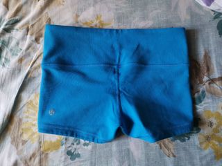 原價480! Size 6 Lululemon in movement high rise short 2.5” fast dry yoga  short everlux fabric same as wunder train high rise tight fabric  快乾物料瑜伽短褲Lululemon貼身短褲, 女裝, 運動服裝