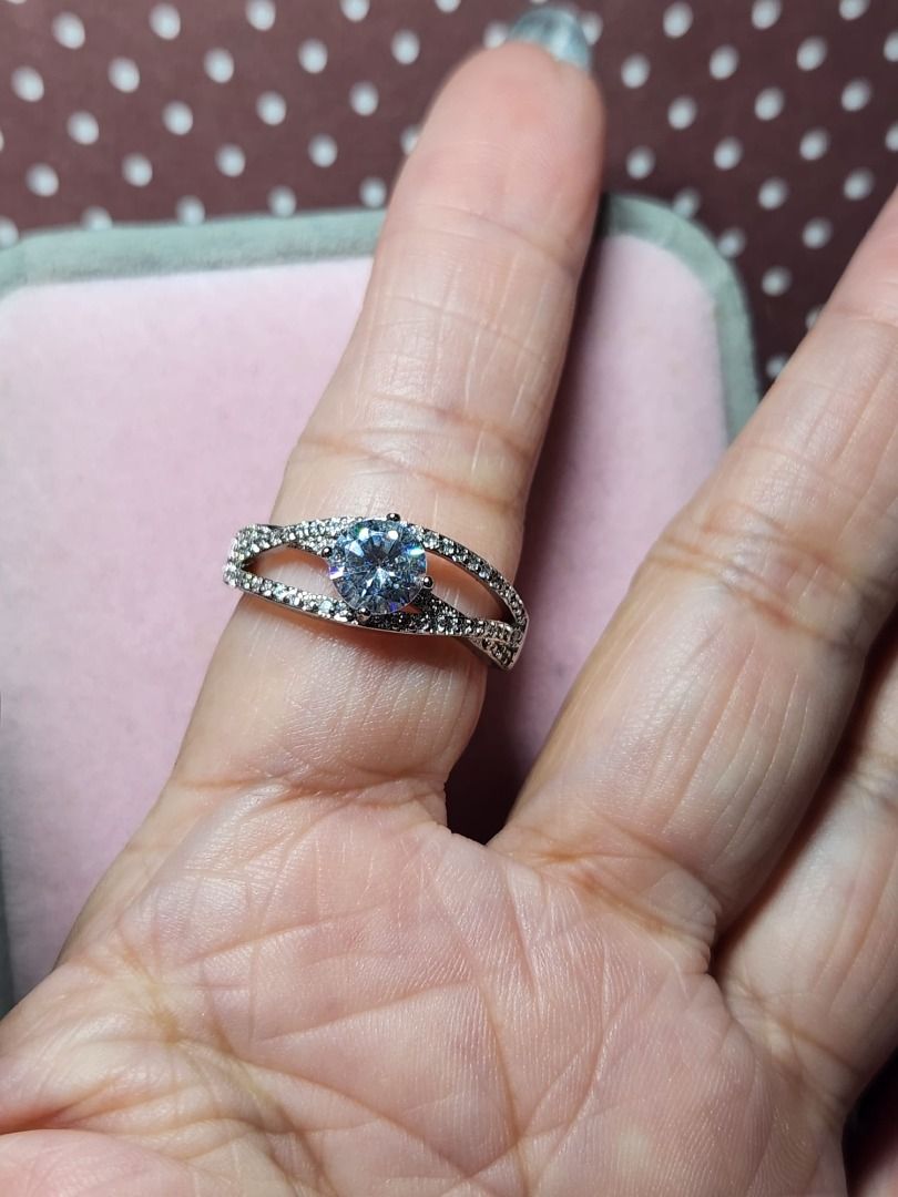 Adjustable discount engagement ring