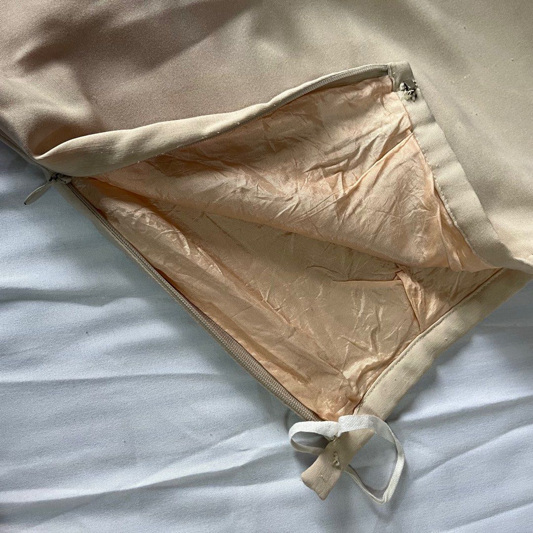 Officecore Nude/Beige Pencil Skirt (Category: Skirts) located in San Juan City. Submitted by usuikawa (Listing ID 1274280638, Image 3). Description: - size 25-26 - perfect for office ! - zipper and clasp - msg for more deets! .