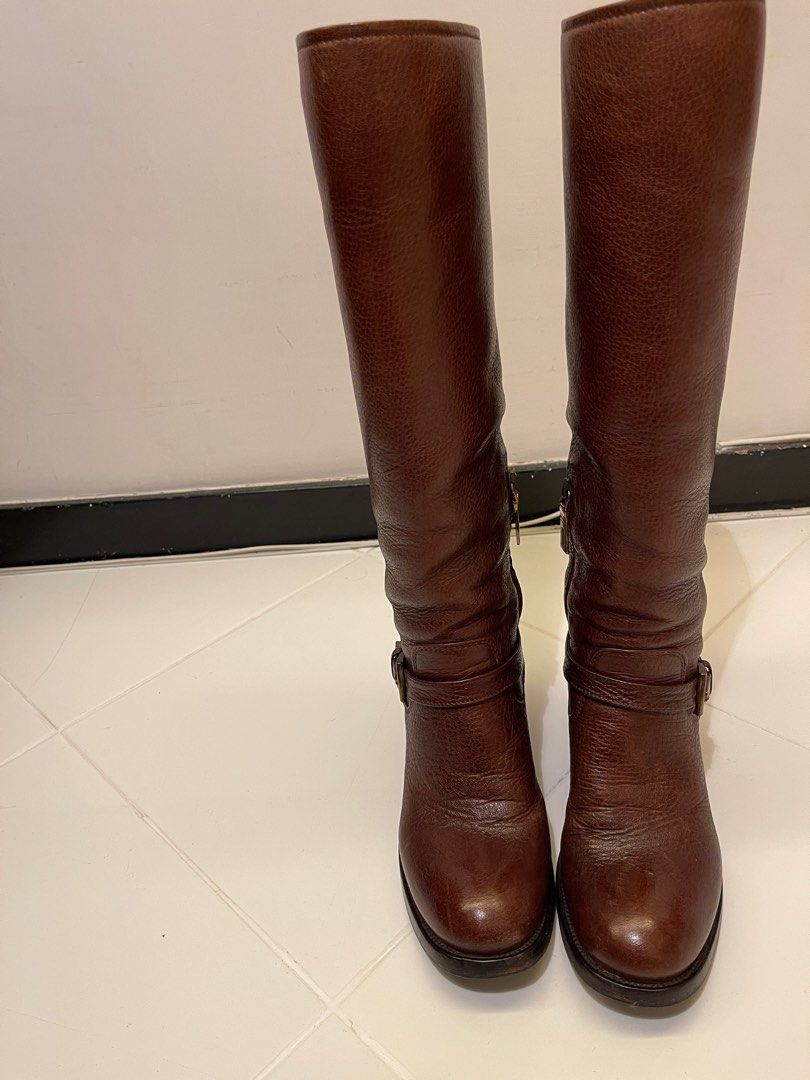 Prada （分類：鞋及波鞋）位於 Hong Kong。 由 agnes_ck 提交（商品編號 1274292221，圖片 3）。簡介： 兩個色，每對$5800。 好易襯衫。