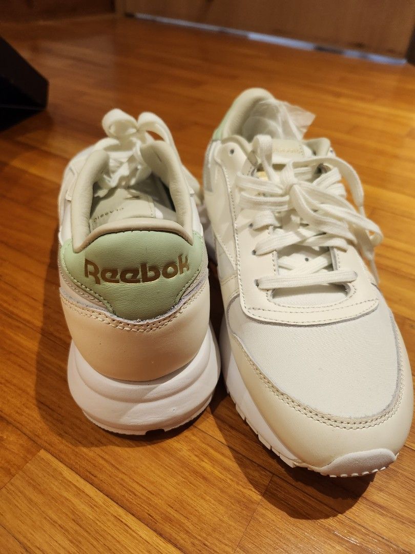 White discount reebok runners